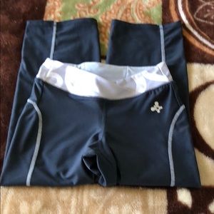 NWOT. XS Old Navy crop workout pants